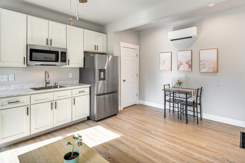 Outer Banks Couple’s Escape Near Beach & Gardens! Apartment in Roanoke Island