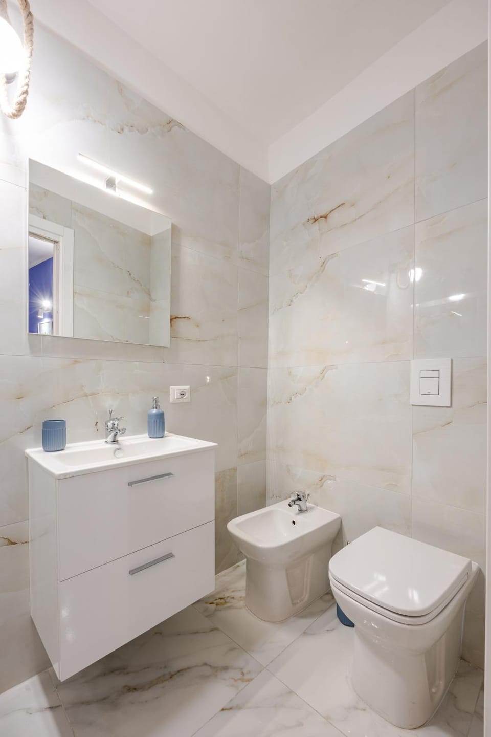 Shower, Toilet, Bathroom, Bath, bidet, towels