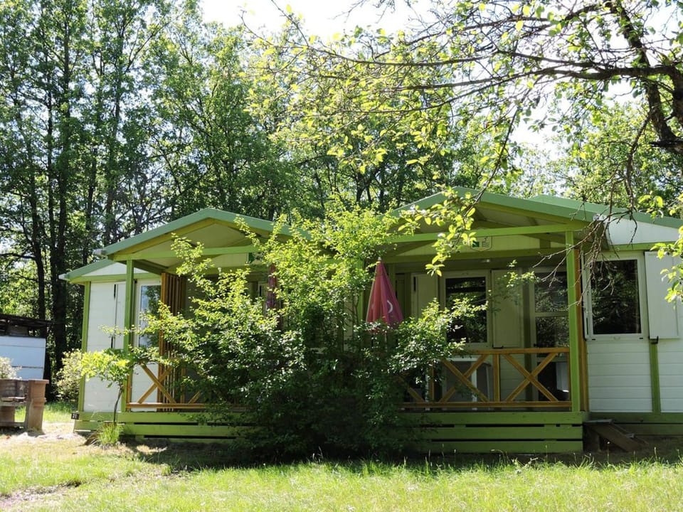 Chalet 8 personnes avec terrasse à Neffes - API-1-52-1181 Campground/ 
RV Resort in Provence-Alpes-Côte d'Azur