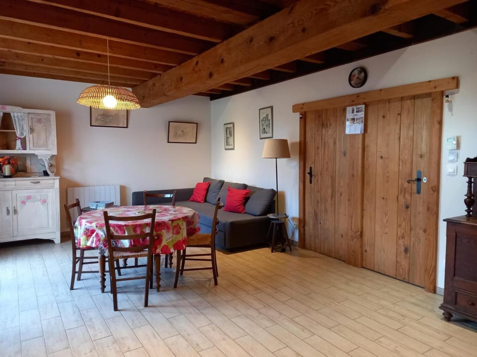 Gîte Authentique avec Accès au Canal et Intimité Préservée - FR-1-489-609 House in Bourgogne-Franche-Comté