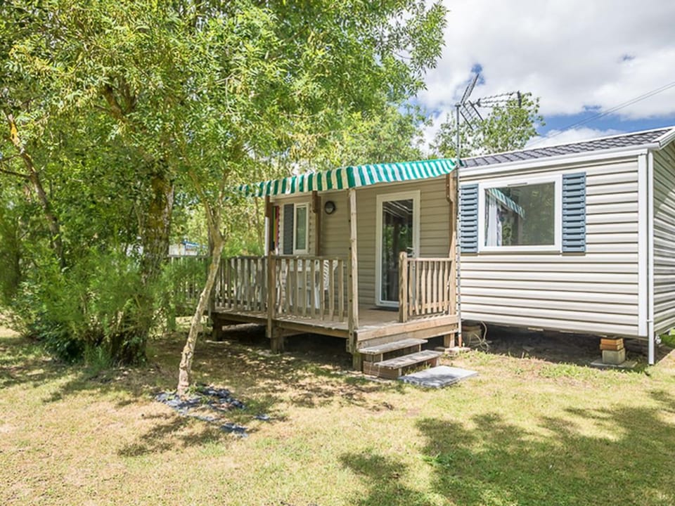 Mobil-home avec terrasse à Puyravault - API-1-52-1328 Campground/ 
RV Resort in Pays de la Loire