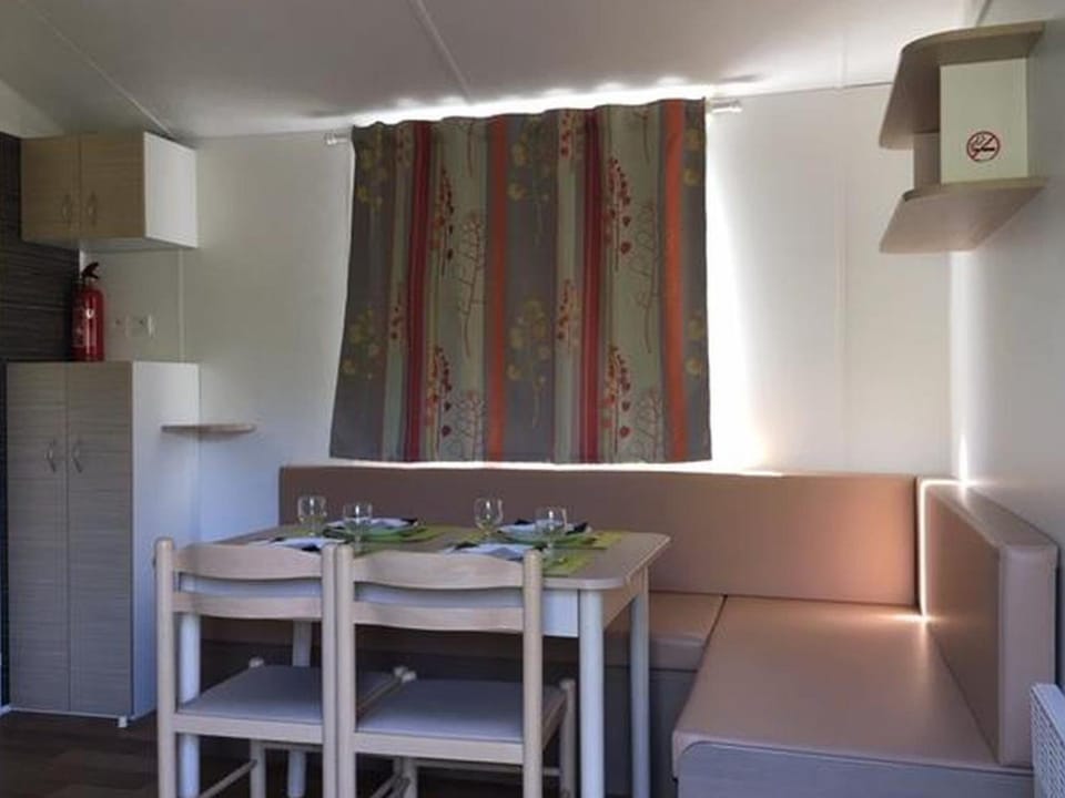 Mobil-home avec terrasse à Puyravault - API-1-52-1328 Campground/ 
RV Resort in Pays de la Loire
