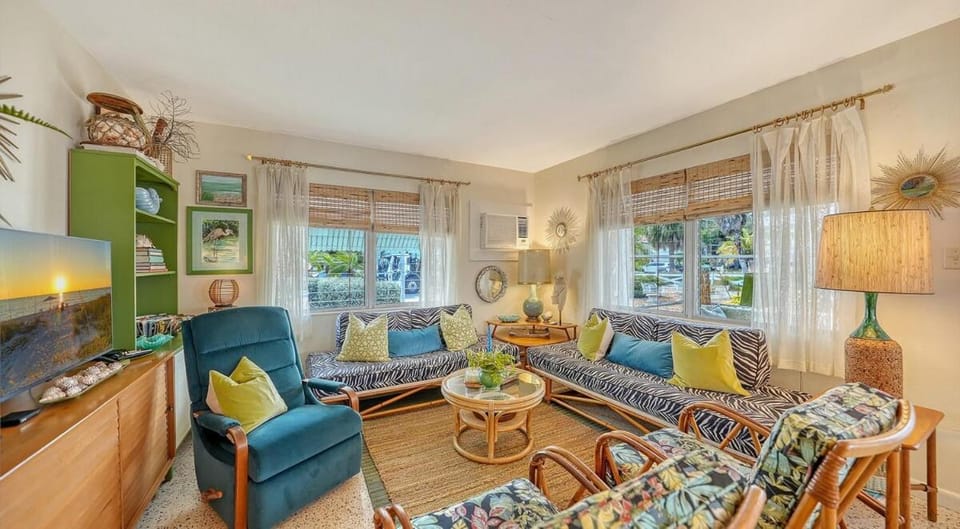 Charming Vintage Lido Key Villa - Steps to Beach ! Apartment in Lido Key