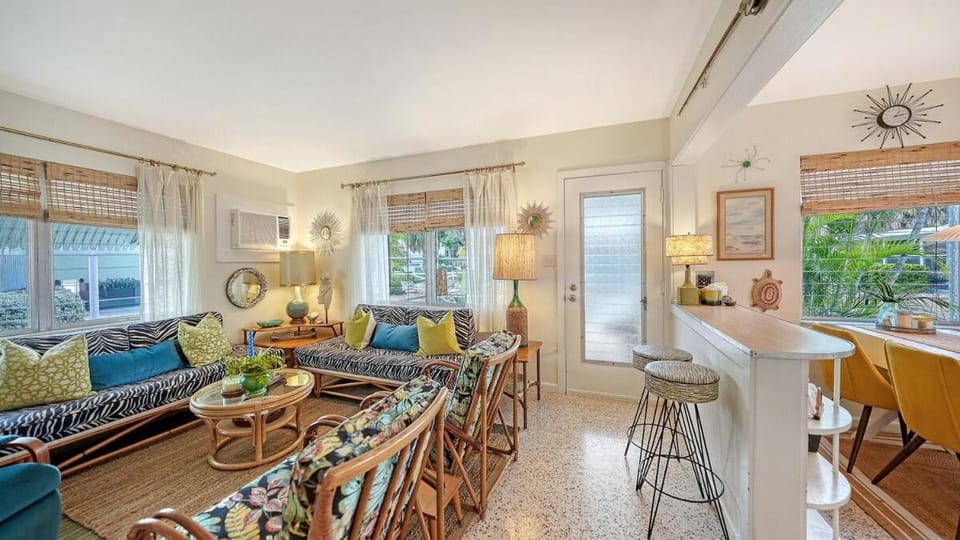Charming Vintage Lido Key Villa - Steps to Beach ! Apartment in Lido Key