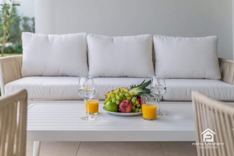 Living room, Food and drinks, Seating area