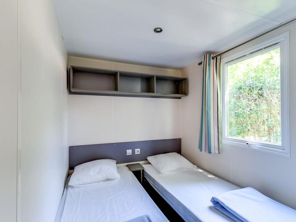 Mobil-home pour 7 personnes avec terrasse à la Bastide-de-Sérou - API-1-52-1423 Campground/ 
RV Resort in Occitanie