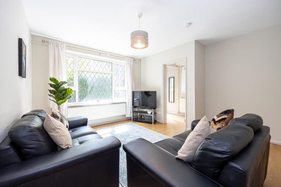 TV and multimedia, Living room, Seating area, Evening entertainment