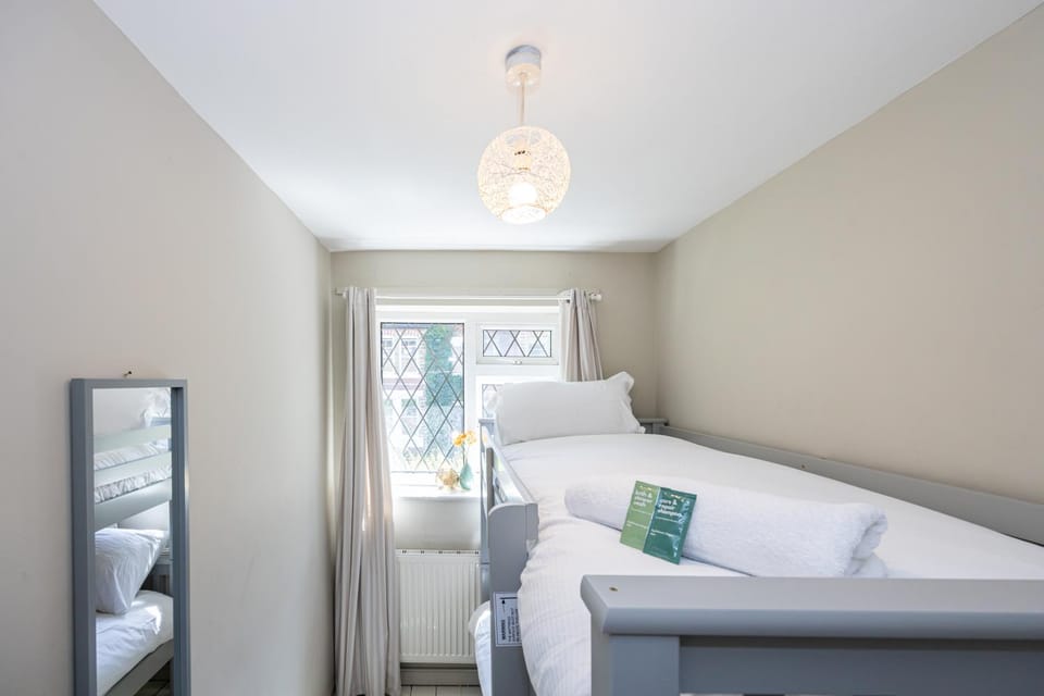 Bedroom, bunk bed
