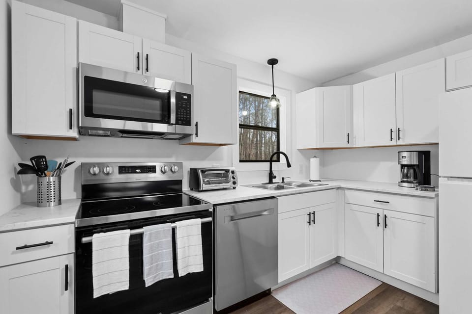 8 Minutes to UNC - Outdoor Deck - Washer and Dryer House in Chapel Hill