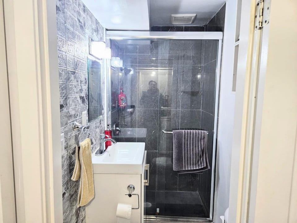 Cozy Room Ensuite Bath & Own Entrance Peaceful Stay Bed and Breakfast in Surrey