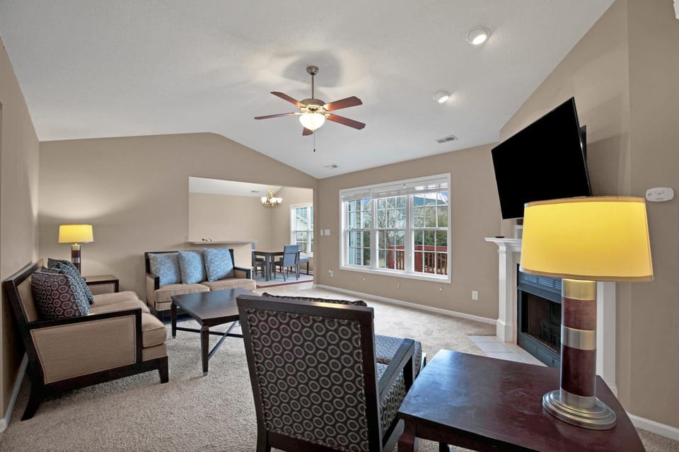 Communal lounge/ TV room, TV and multimedia, Living room, Seating area, Dining area, Evening entertainment, fireplace