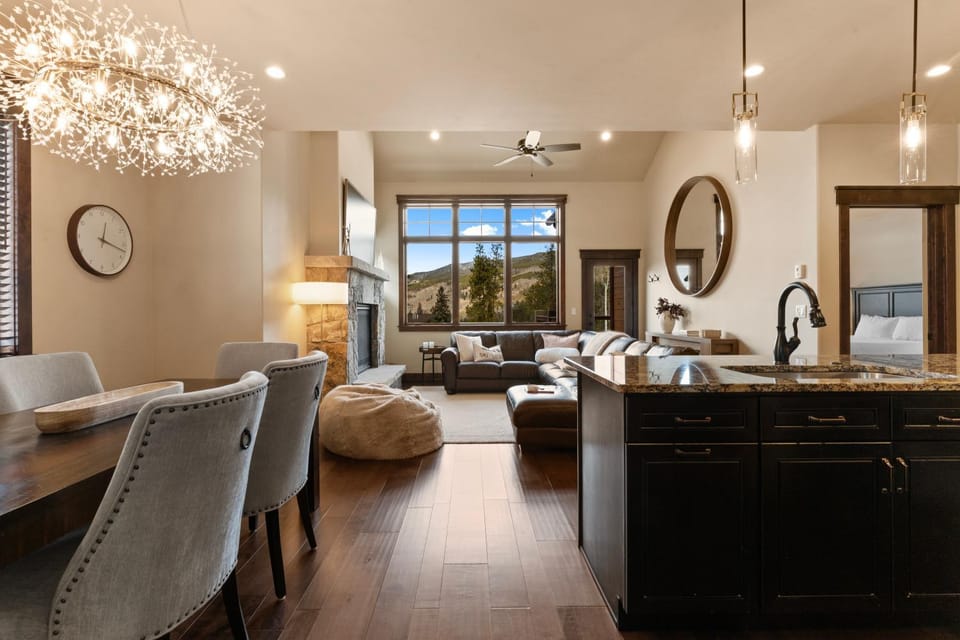 Day, View (from property/room), Kitchen or kitchenette, Living room, Seating area, Dining area, Mountain view, fireplace, furniture