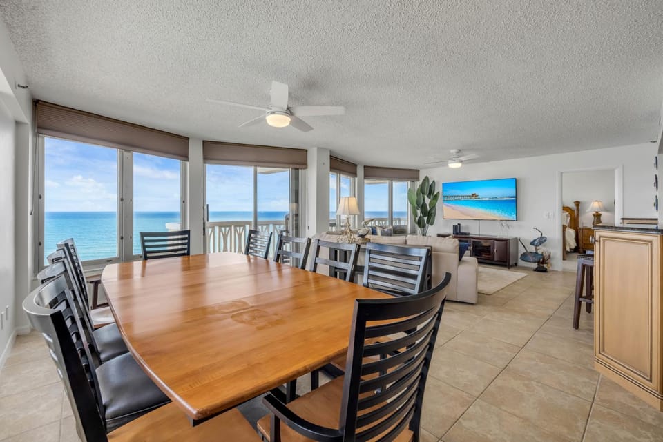 Direct Oceanfront Corner Condo, Family-Friendly with Beachfront Pool and Garage Parking Apartment in Ormond By The Sea