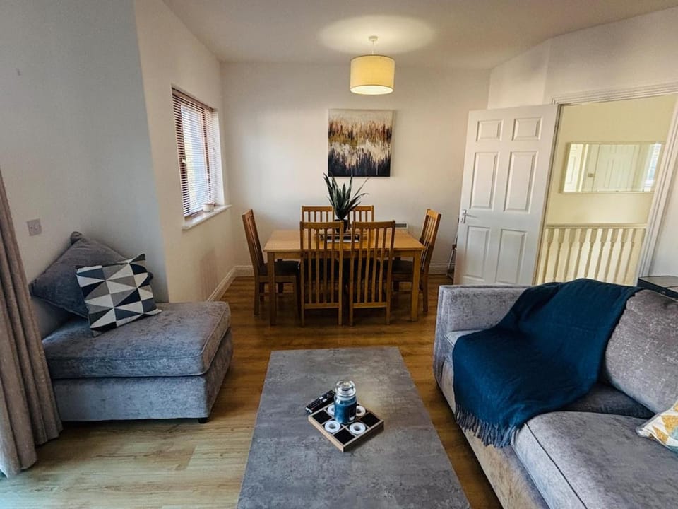 Lakeside Townhouse - Homely & Modern Holiday Home Apartment in County Clare