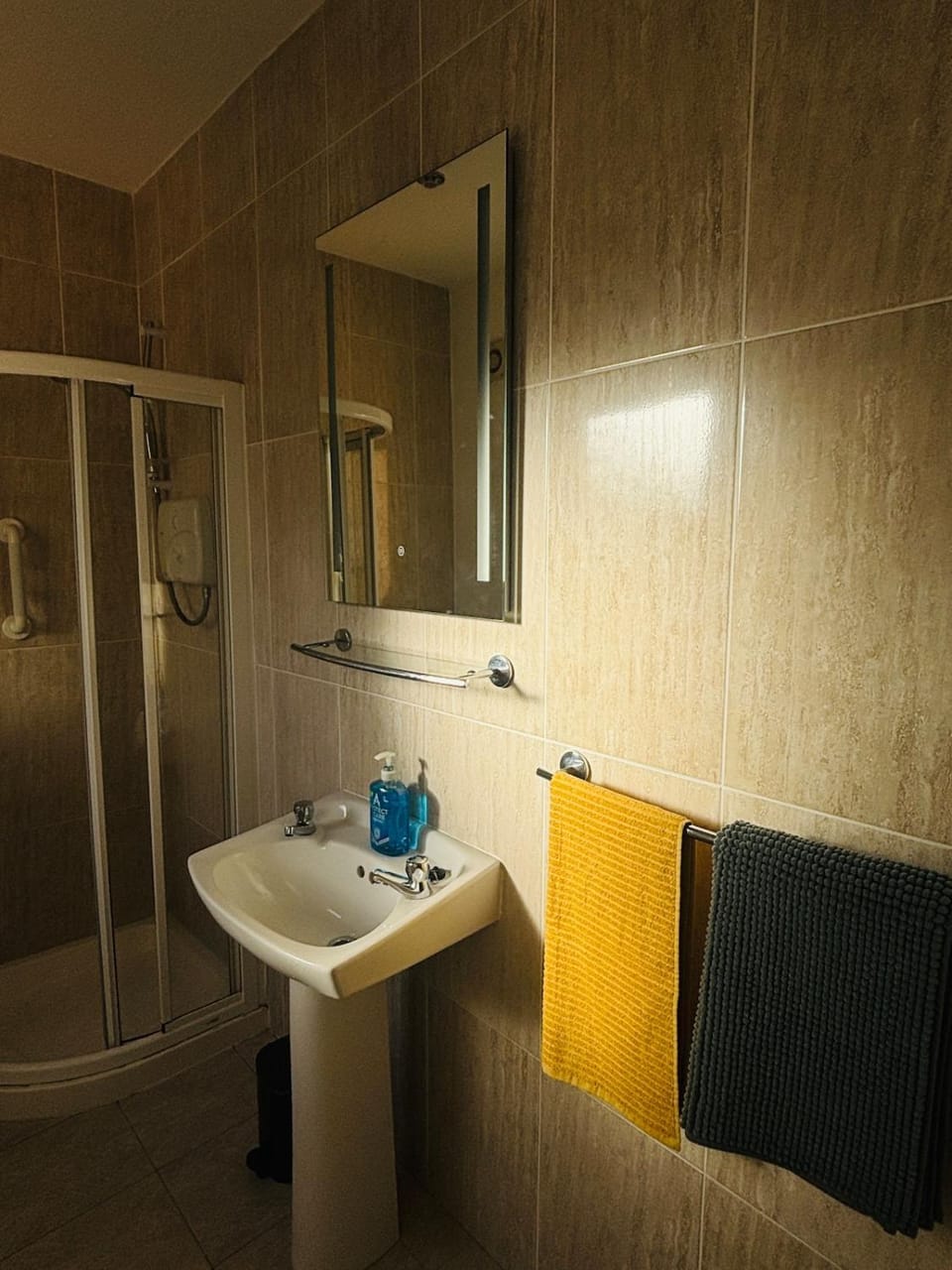 Lakeside Townhouse - Homely & Modern Holiday Home Apartment in County Clare