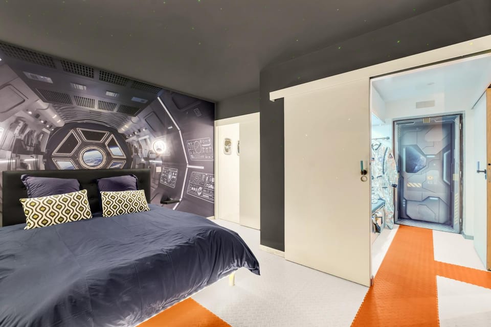 Photo of the whole room, Bedroom