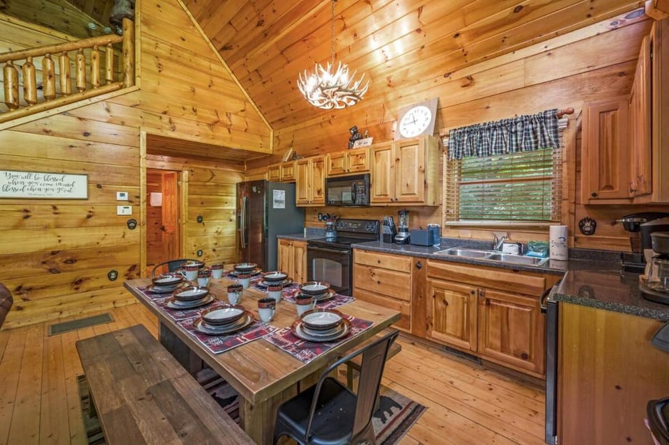 Kitchen or kitchenette, Dining area, stove