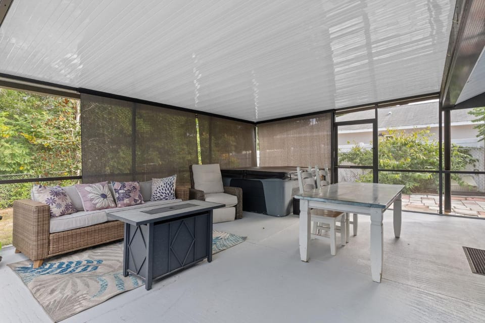 Weeki Wachee Heated Pool Mermaid Retreat House in Spring Hill
