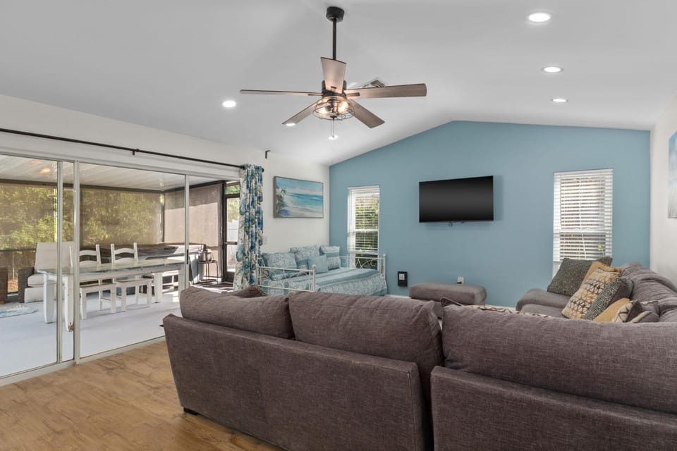 Weeki Wachee Heated Pool Mermaid Retreat House in Spring Hill
