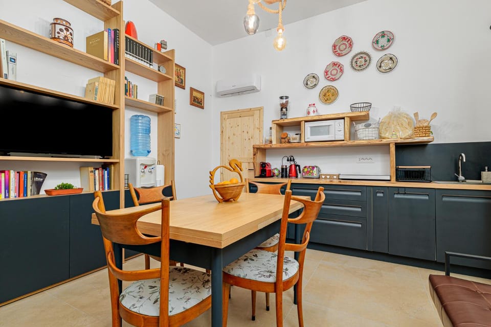 Kitchen or kitchenette, Seating area, Dining area