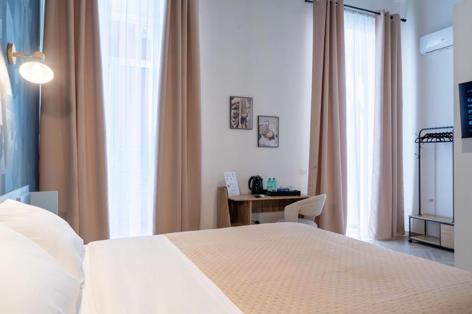 Bed, TV and multimedia, Bedroom