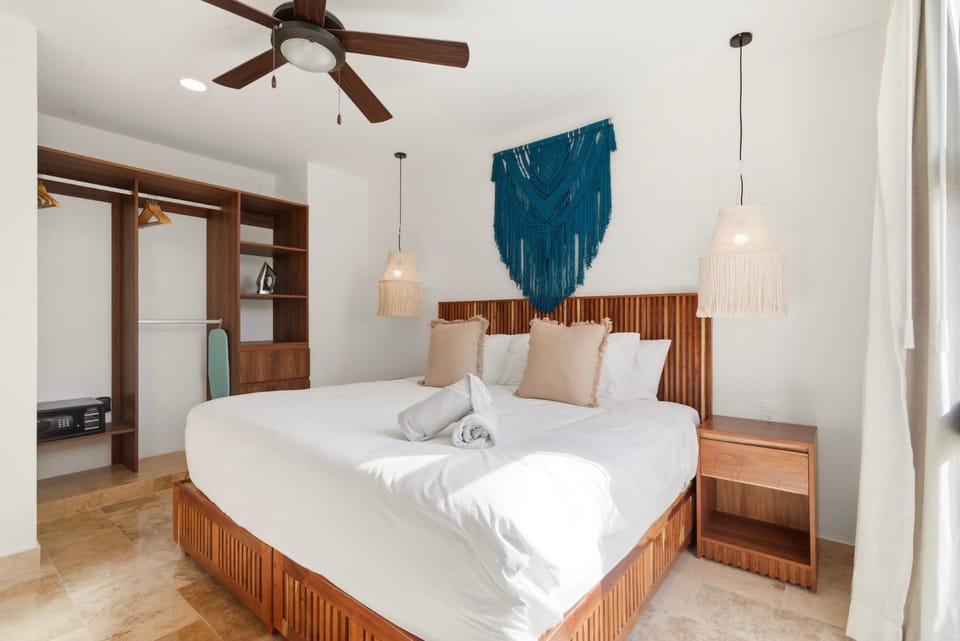 Bed, Bedroom, towels