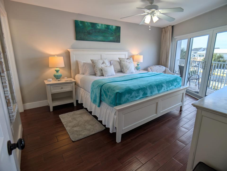 Bed, View (from property/room), Balcony/Terrace, Seating area, Bedroom, Sea view