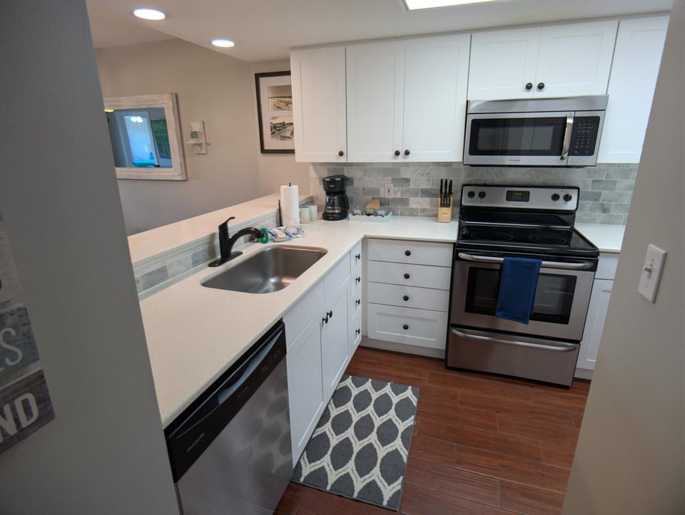 Coffee/tea facilities, Kitchen or kitchenette, dishwasher, microwave, stove