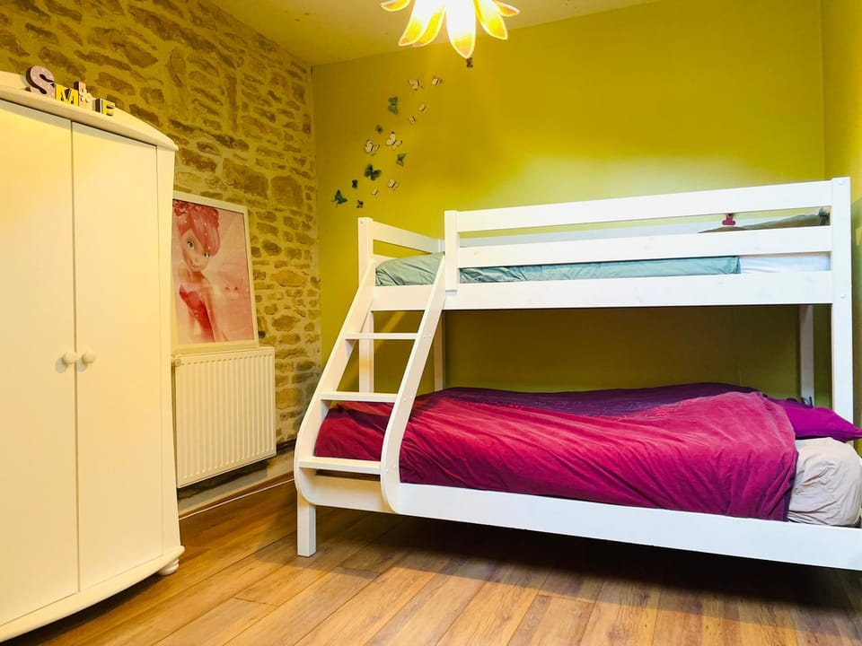 Bedroom, bunk bed, Family