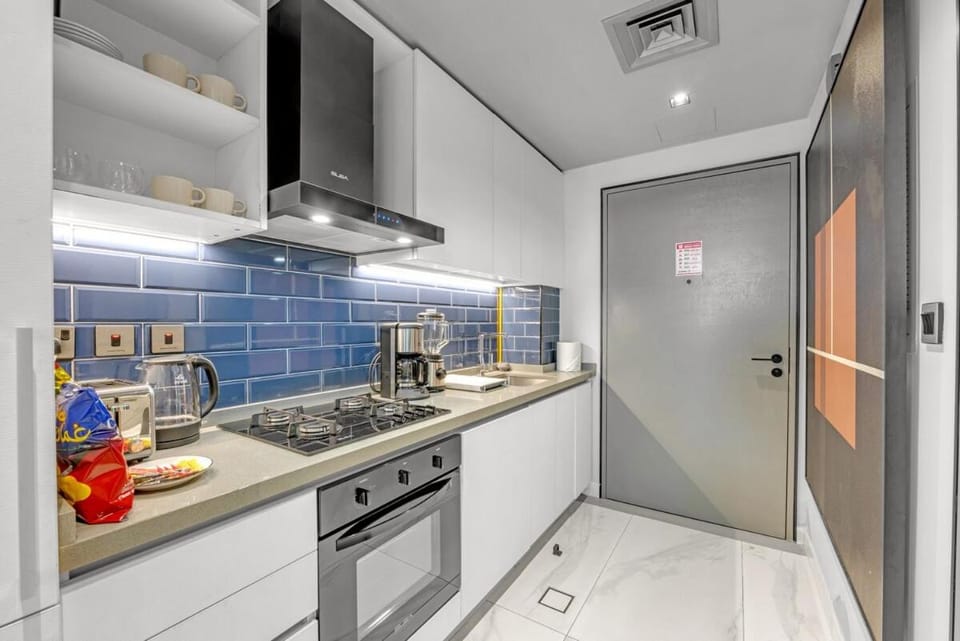 Coffee/tea facilities, Kitchen or kitchenette, oven, stove, toaster