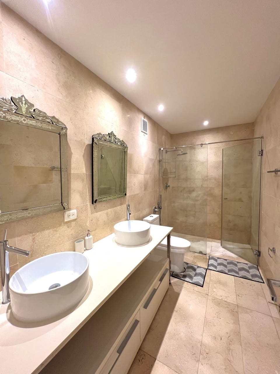 Shower, Toilet, Bathroom, towels