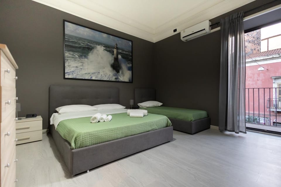 Bed, TV and multimedia, Photo of the whole room, Bedroom, towels