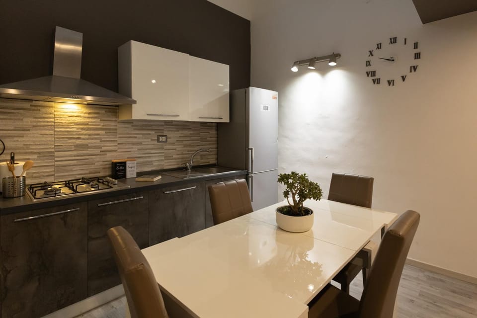 Kitchen or kitchenette, Dining area, stove