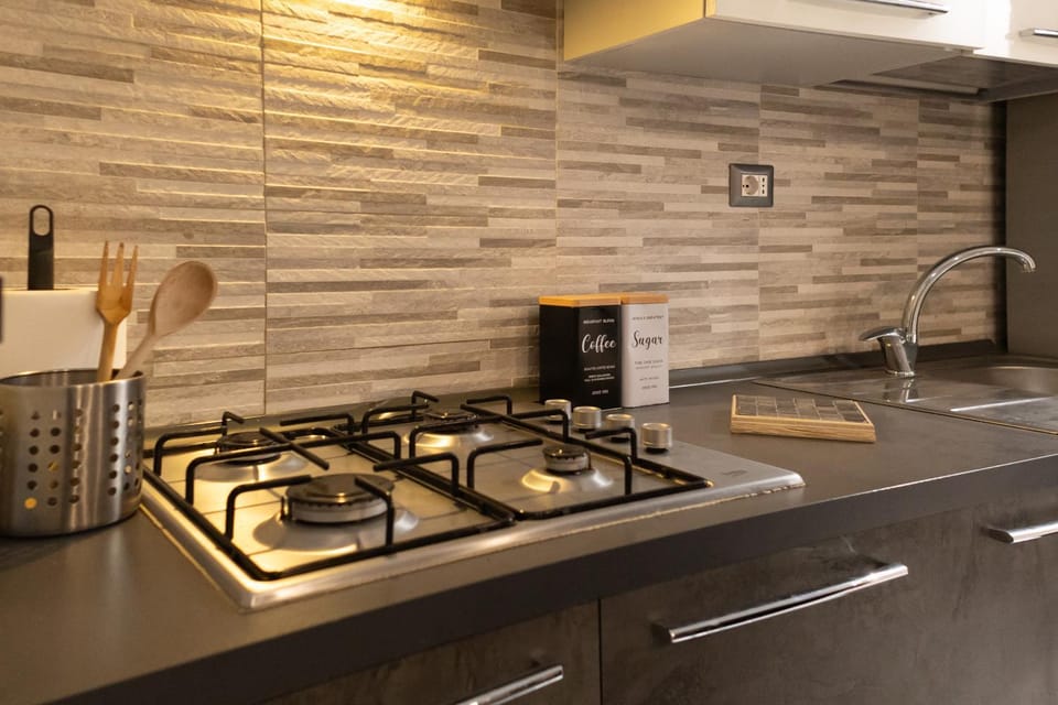 Coffee/tea facilities, Kitchen or kitchenette, stove
