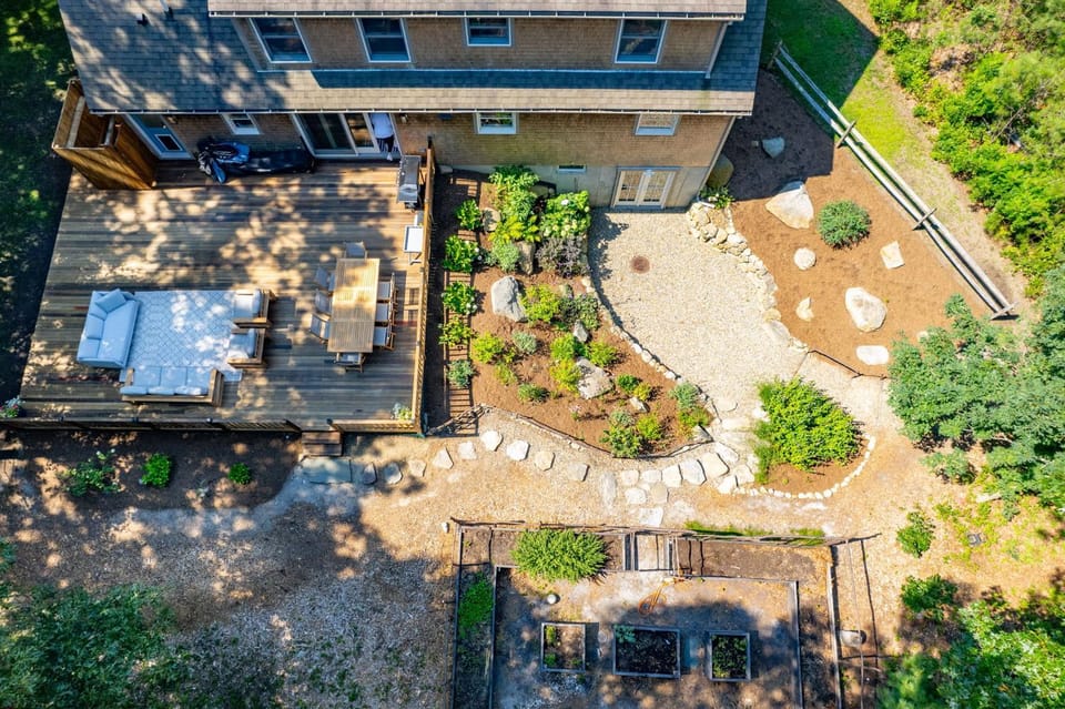 Vineyard Haven Family Beach Fire Pit & Garden View House in Vineyard Haven
