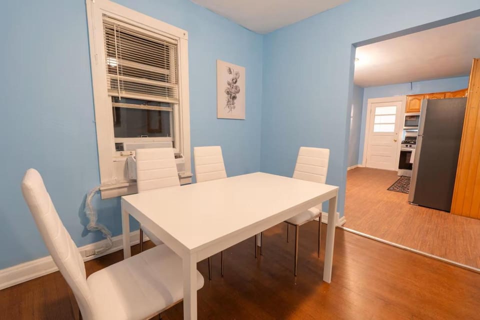 Cozy 1-Bedroom House in Tranquil Skokie With Free Parking House in Skokie