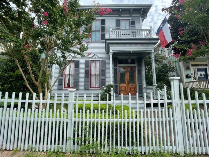 Modern Historic Home with Cowboy Pool 4BR Sleeps 7 House in Texas City