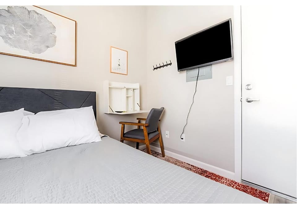 Bed, TV and multimedia, Bedroom