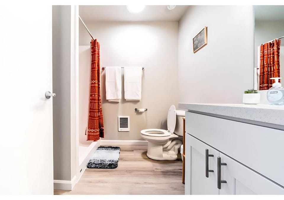 Toilet, Bathroom, towels