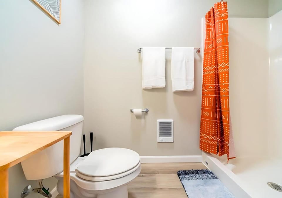 Shower, Toilet, Bathroom, towels