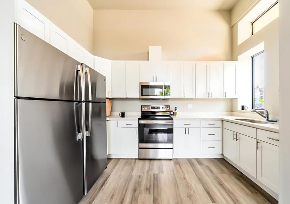 Kitchen or kitchenette, dishwasher, oven, kitchen