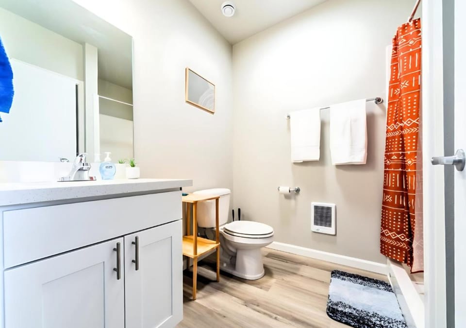 Shower, Toilet, Bathroom, towels