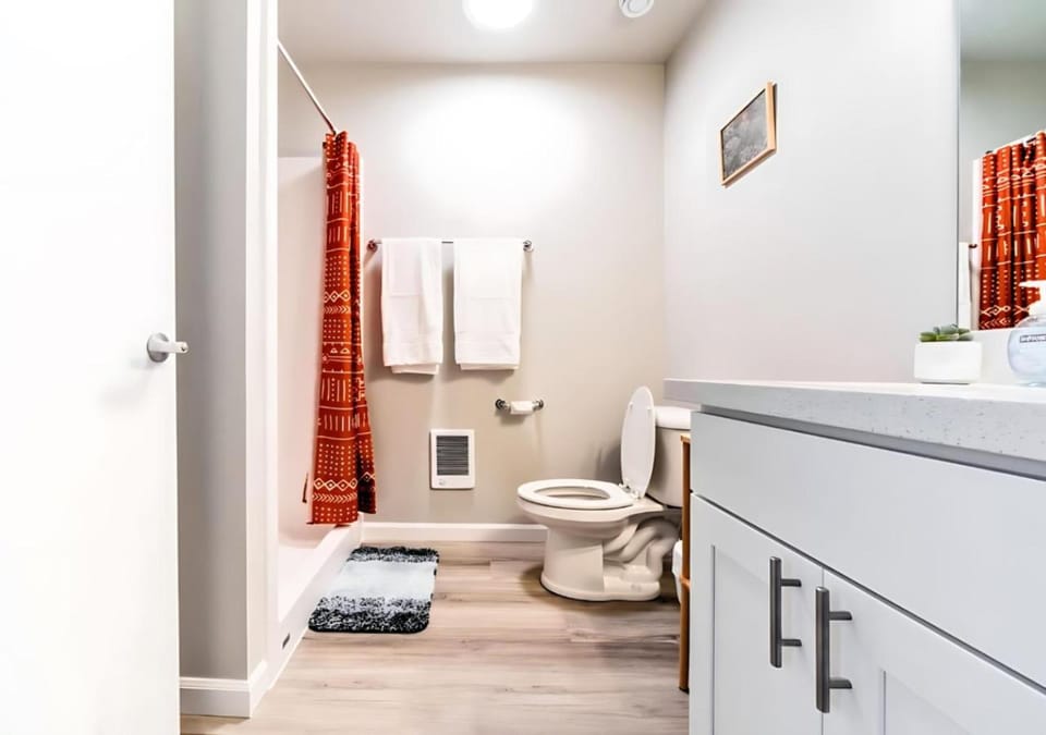 Toilet, Bathroom, towels