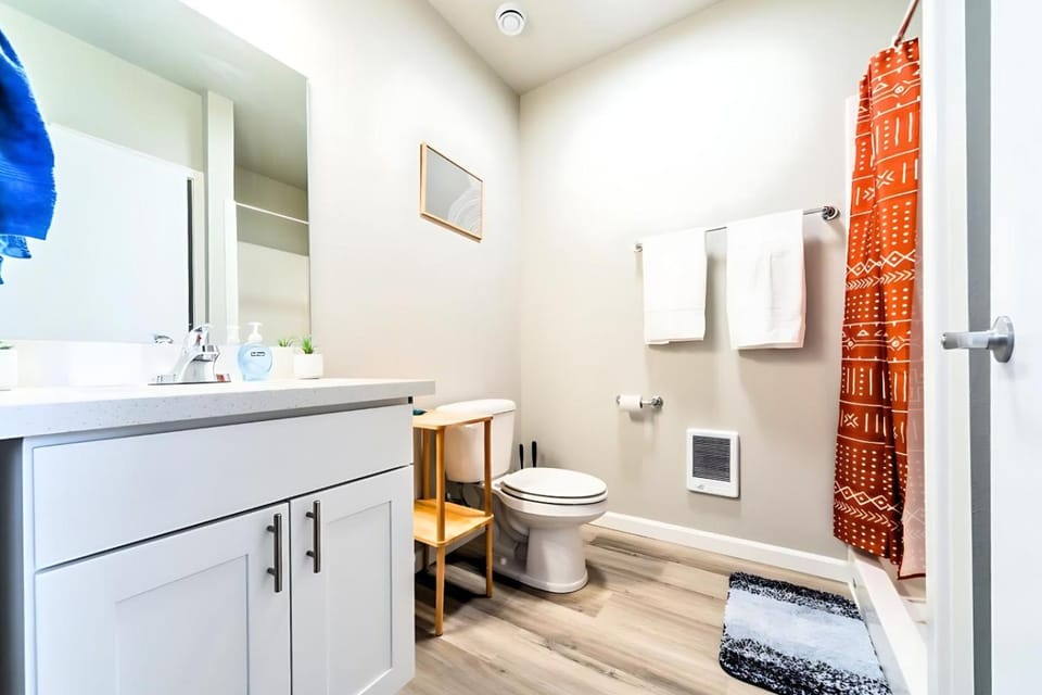 Cozy Micro Suite Unit 2 Sleeps 2 Minutes to Downtown Apartment in Tacoma