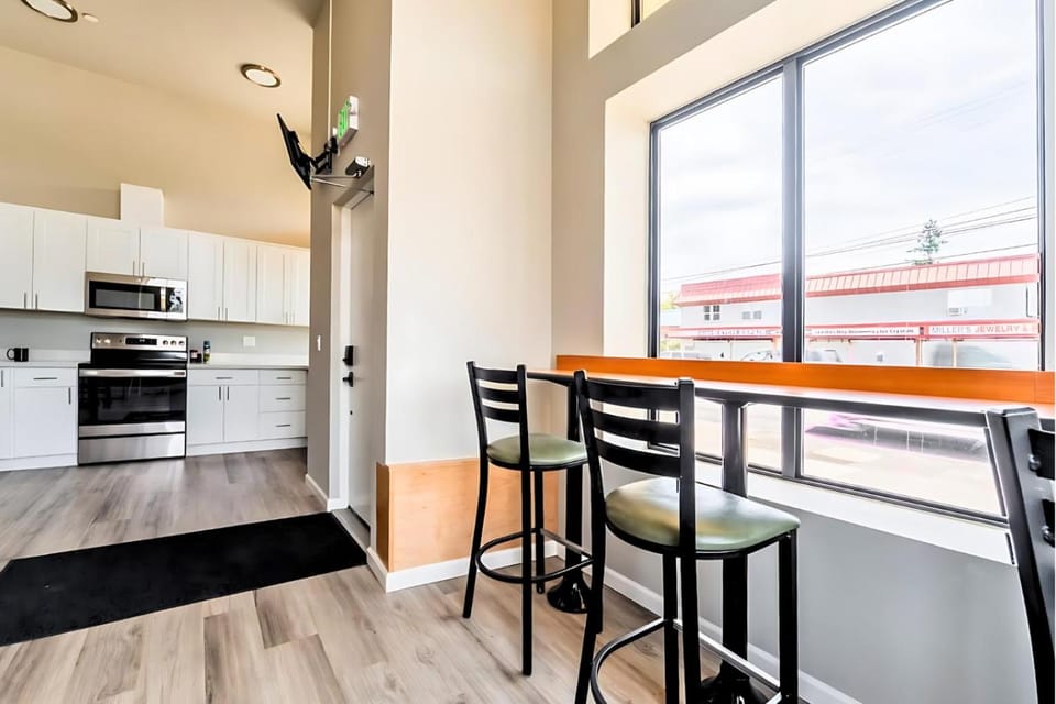 Cozy Micro Suite Unit 5 Sleeps 2 Minutes to Downtown Apartment in Tacoma