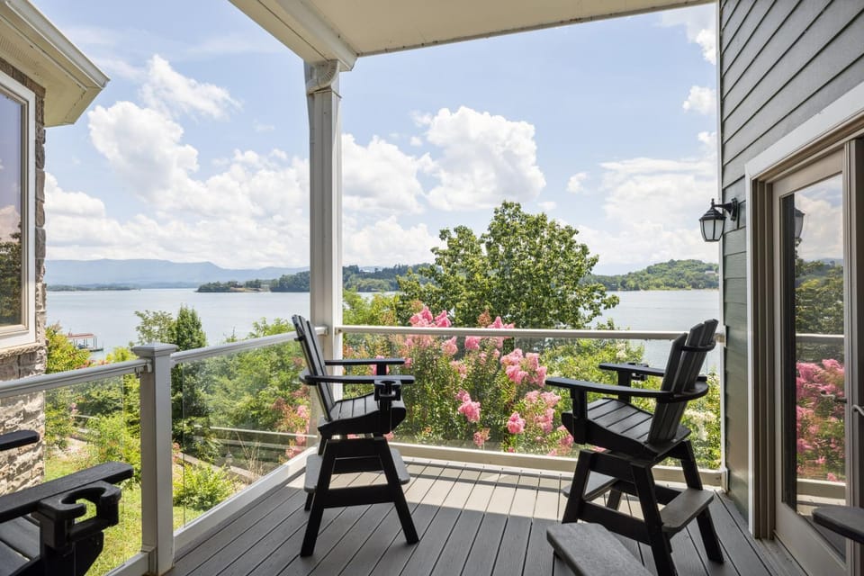 The Overlook on Douglas Lake Waterfront Luxury Country House in Douglas Lake