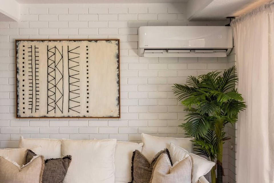 Living room, Seating area, air conditioner