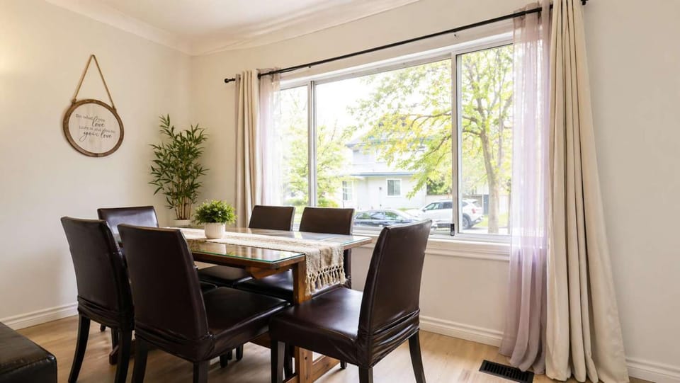 Cozy 2BR 1BA Retreat in Vibrant Vancouver House in Vancouver