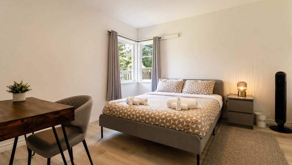 Cozy 2BR 1BA Retreat in Vibrant Vancouver House in Vancouver