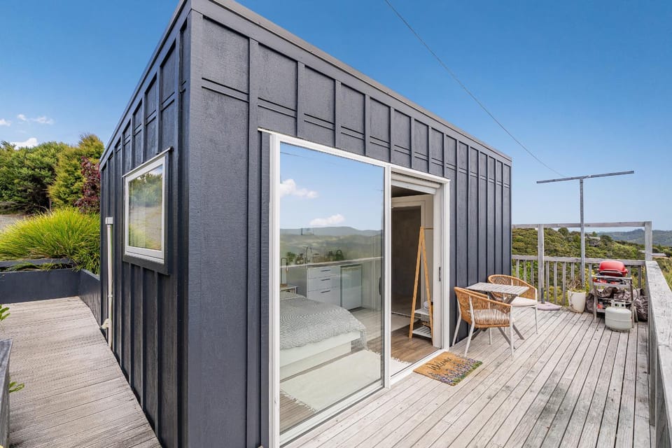 Property building, Natural landscape, Balcony/Terrace